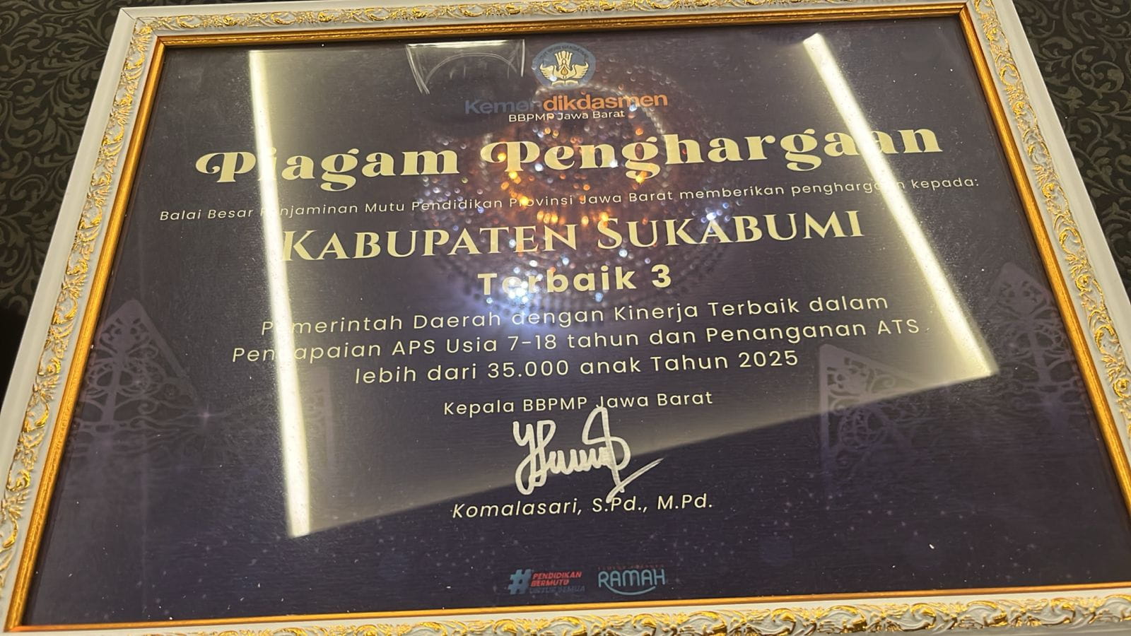 **Deskripsi:** Kabupaten Sukabumi meraih penghargaan dari BPMP Jawa Barat atas keberhasilannya menangani Anak Tidak Sekolah (ATS). Lebih dari 35 ribu anak berhasil kembali mendapatkan akses pendidikan melalui pendataan akurat, kolaborasi lintas sektor, dan pendekatan persuasif kepada keluarga. Prestasi ini menjadi bukti komitmen daerah dalam meningkatkan kualitas sumber daya manusia melalui pendidikan yang inklusif dan berkelanjutan.