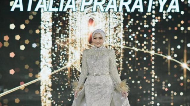 Atalia Praratya, mantan istri Ridwan Kamil, tampil anggun dan percaya diri dalam fashion show Heritage Wedding Bride 2026. Penampilannya di panggung bridal fashion ini menjadi sorotan publik dan banjir pujian. (sumber:ig @ataliapr)