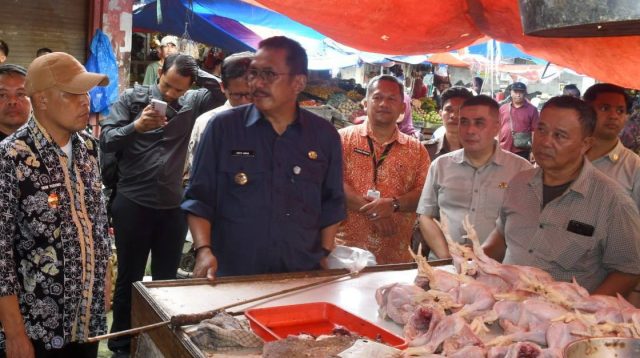Harga daging ayam di Pasar Palabuhanratu Sukabumi naik hingga Rp45 ribu per kilogram jelang Ramadan. Bupati Asep Japar segera koordinasi dengan Bulog untuk jaga stabilitas.