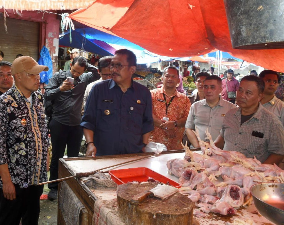 Harga daging ayam di Pasar Palabuhanratu Sukabumi naik hingga Rp45 ribu per kilogram jelang Ramadan. Bupati Asep Japar segera koordinasi dengan Bulog untuk jaga stabilitas.