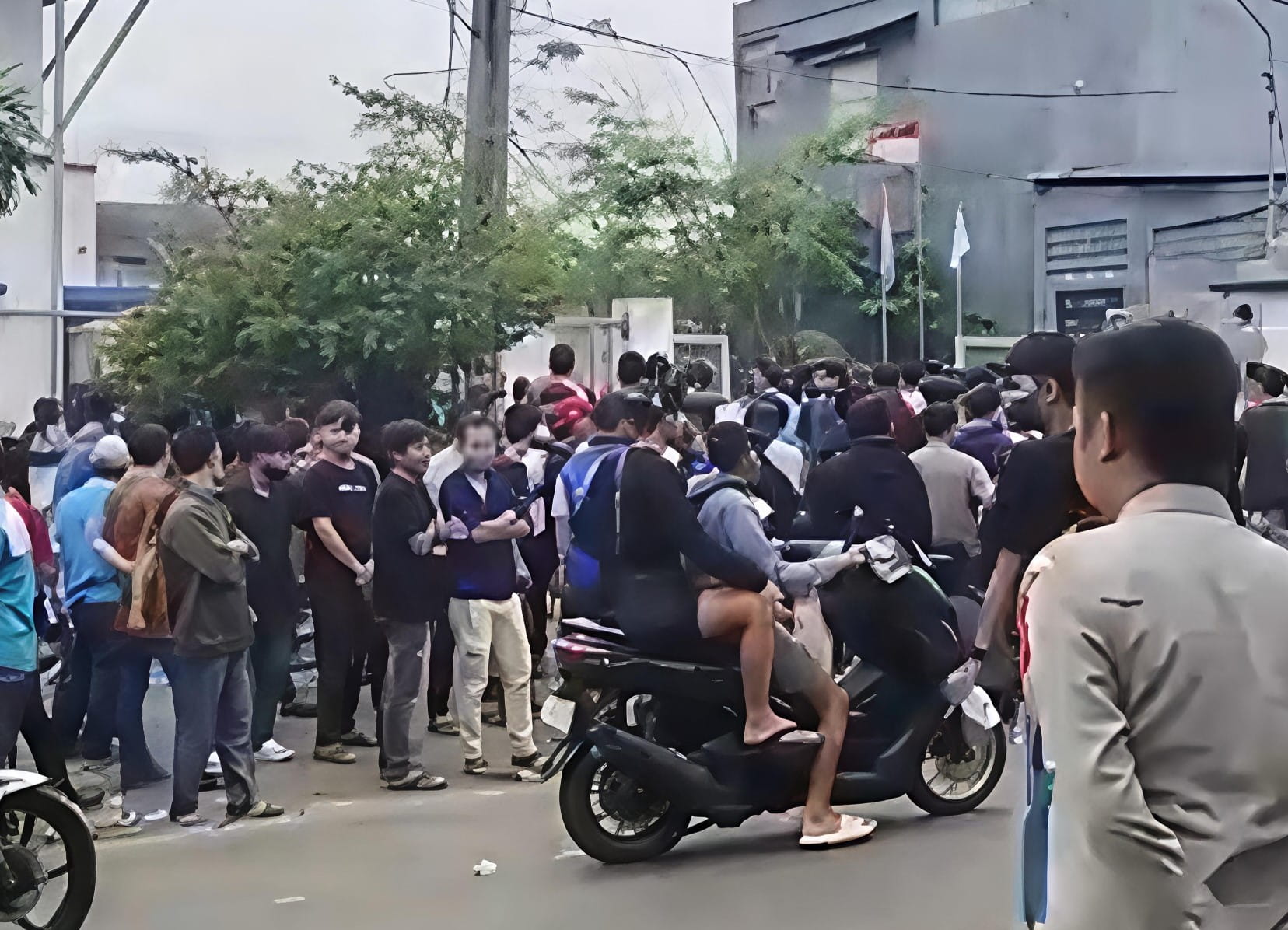 Ribuan buruh PT Muara Tunggal di Cibadak, Kabupaten Sukabumi, menggelar aksi unjuk rasa menuntut pembayaran THR penuh sesuai UMK. Serikat pekerja menegaskan THR merupakan hak normatif yang wajib dipenuhi perusahaan.