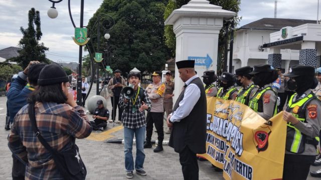 Pengurus Cabang Serikat Mahasiswa Muslim Indonesia (SEMMI) Kota Sukabumi menggelar aksi unjuk rasa untuk mengevaluasi satu tahun pemerintahan Wali Kota Sukabumi.