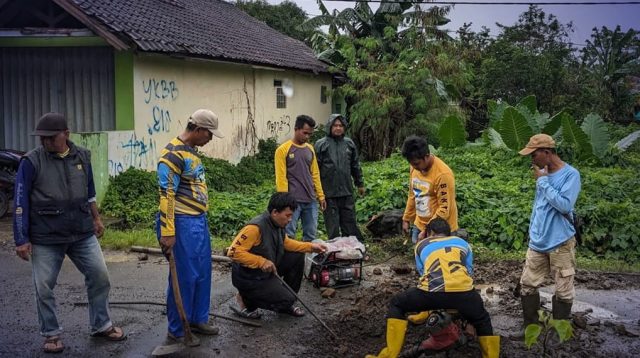 UPTD PU Jampangkulon memasang plat beton sebagai solusi sementara kerusakan jalan guna meminimalkan risiko kecelakaan dan menjaga kelancaran aktivitas masyarakat.