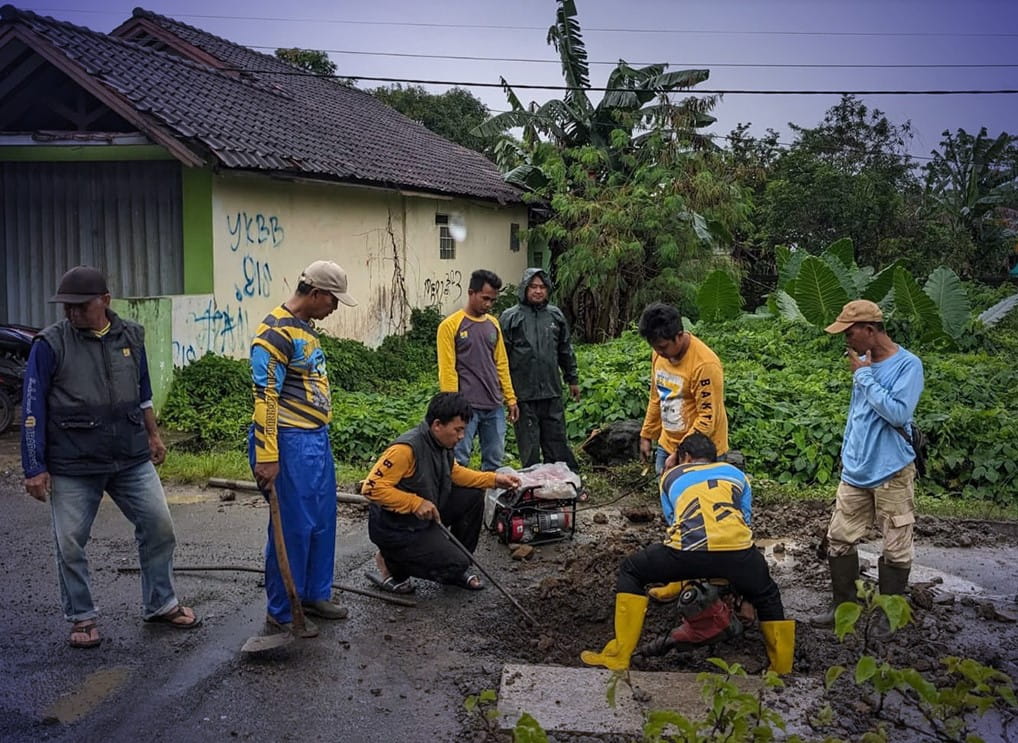 UPTD PU Jampangkulon memasang plat beton sebagai solusi sementara kerusakan jalan guna meminimalkan risiko kecelakaan dan menjaga kelancaran aktivitas masyarakat.