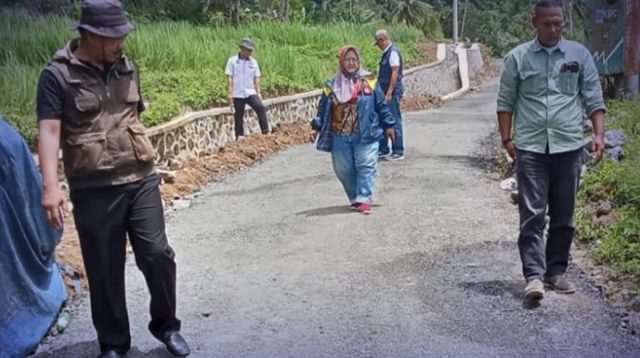 Perbaikan jalan kabupaten ruas Mekarjaya–Tagoglalay, Kecamatan Sagaranten, telah rampung dikerjakan dengan anggaran APBD Perubahan 2025 sebesar Rp924 juta. UPTD PU memastikan kualitas jalan sesuai spesifikasi teknis dan mengajak masyarakat ikut mengawasi proyek infrastruktur.