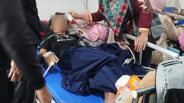 Hasil autopsi bocah 12 tahun asal Jampangkulon, Sukabumi menunjukkan adanya luka bakar di sejumlah bagian tubuh. Polisi masih menunggu hasil uji laboratorium dari Jakarta untuk memastikan penyebab pasti kematian korban.