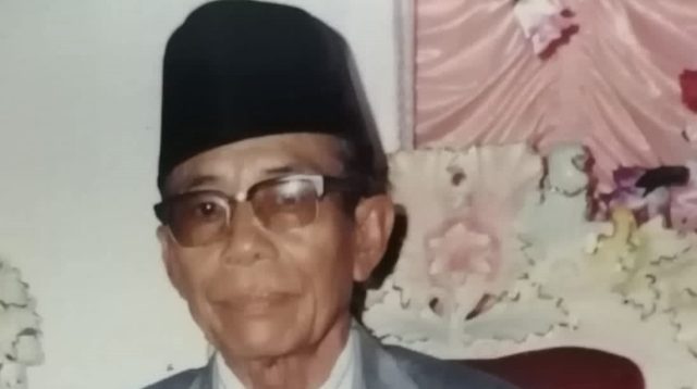 Nama Aa atau Uwa Atma Sujatman mungkin tak banyak tercatat dalam buku sejarah nasional. Namun bagi masyarakat Sukaraja dan keluarga besar Yayasan Pendidikan Perguruan Poskab Sapu Jagat Pusat, beliau adalah sosok pejuang, guru, sekaligus sesepuh yang jejak perjuangannya begitu membekas.