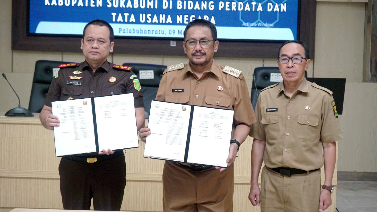 Pemkab Sukabumi dan Kejaksaan Negeri Kabupaten Sukabumi menandatangani kerja sama bidang perdata dan tata usaha negara dalam Rapat Dinas Maret 2026 di Setda.