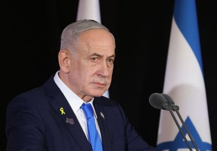 Iran melalui Islamic Revolutionary Guard Corps (IRGC) mengklaim telah meluncurkan rudal balistik Kheybar Shekan yang menghantam kantor Perdana Menteri Israel Benjamin Netanyahu pada Senin (2/3/2026). IRGC menyebut nasib Netanyahu belum diketahui, sementara pihak Israel belum memberikan konfirmasi resmi. Ketegangan Iran–Israel kian memanas di tengah eskalasi konflik kawasan Timur Tengah.