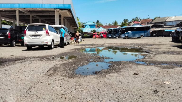 Kondisi Terminal Palabuhanratu dikeluhkan pemudik jelang Lebaran 2026. Jalan berlubang, genangan air, hingga bangunan rusak dinilai membahayakan.