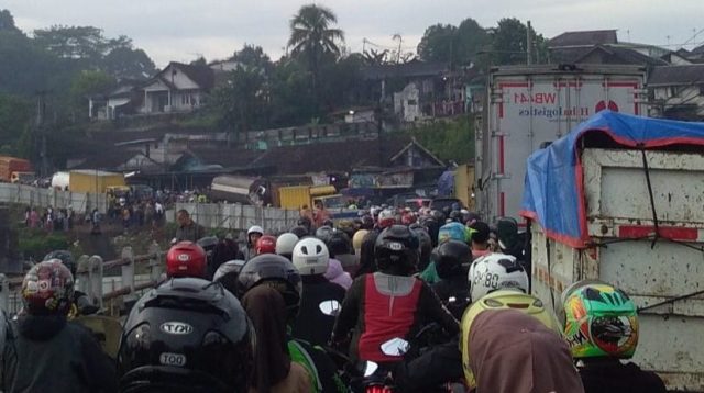 alur Ciawi–Cibadak–Sukabumi diprediksi menjadi salah satu titik kemacetan parah saat arus mudik Lebaran 2026 di Jawa Barat. Dinas Perhubungan Jabar menyiapkan rekayasa lalu lintas, penertiban parkir liar, serta jalur alternatif untuk mengurai kepadatan kendaraan.