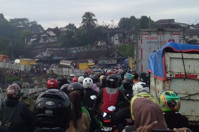 alur Ciawi–Cibadak–Sukabumi diprediksi menjadi salah satu titik kemacetan parah saat arus mudik Lebaran 2026 di Jawa Barat. Dinas Perhubungan Jabar menyiapkan rekayasa lalu lintas, penertiban parkir liar, serta jalur alternatif untuk mengurai kepadatan kendaraan.