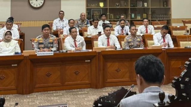 Dalam Rapat Dengar Pendapat (RDP) bersama Komisi III DPR RI pada Senin (2/3/2026), terungkap adanya dugaan ancaman terhadap ibu kandung korban, Lisnawati, yang disebut berasal dari kelompok terorganisir.