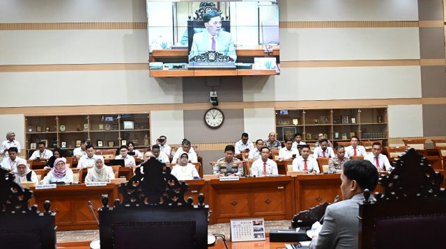 Kasus kematian tragis Nizam Syafi’i (NS) resmi bergulir ke Senayan dan menjadi perhatian Komisi III DPR RI. Dalam RDP, Kapolres Sukabumi AKBP Samian menegaskan penyidikan dilakukan berbasis Scientific Crime Investigation dengan dukungan bukti forensik dan keterangan saksi. DPR memberi dukungan penuh agar proses hukum berjalan transparan, profesional, dan bebas intervensi.