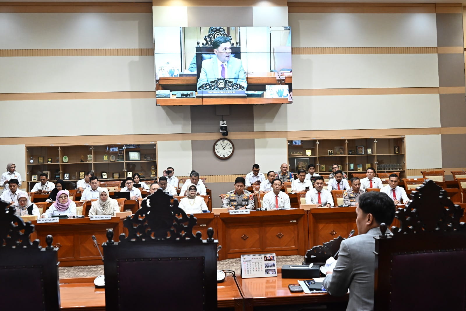 Kasus kematian tragis Nizam Syafi’i (NS) resmi bergulir ke Senayan dan menjadi perhatian Komisi III DPR RI. Dalam RDP, Kapolres Sukabumi AKBP Samian menegaskan penyidikan dilakukan berbasis Scientific Crime Investigation dengan dukungan bukti forensik dan keterangan saksi. DPR memberi dukungan penuh agar proses hukum berjalan transparan, profesional, dan bebas intervensi.