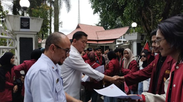 GMNI dan IMM Sukabumi Raya mengevaluasi satu tahun kepemimpinan Bupati Asep Japar dan Wakil Bupati Andreas. Mahasiswa menyoroti kemiskinan, pengangguran, infrastruktur rusak, isu lingkungan, hingga lemahnya pengawasan DPRD Kabupaten Sukabumi.
