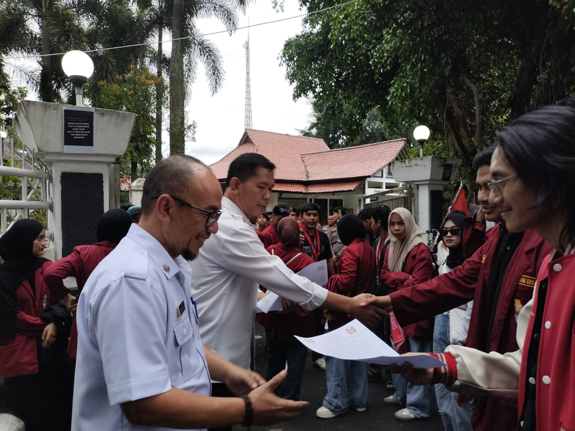 GMNI dan IMM Sukabumi Raya mengevaluasi satu tahun kepemimpinan Bupati Asep Japar dan Wakil Bupati Andreas. Mahasiswa menyoroti kemiskinan, pengangguran, infrastruktur rusak, isu lingkungan, hingga lemahnya pengawasan DPRD Kabupaten Sukabumi.