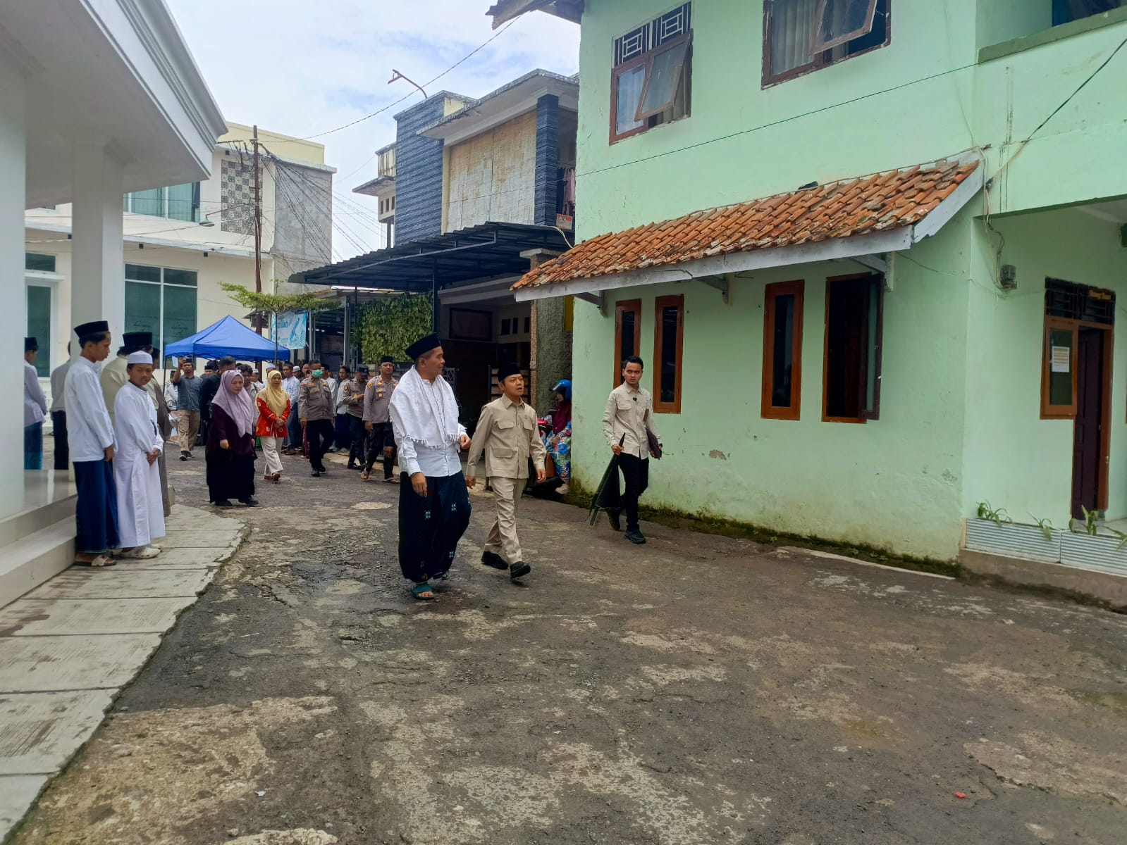Wakil Menteri Pendidikan Dasar dan Menengah Fajar Riza Ul Haq juga singgah di kediaman sesepuh Ponpes Sunanul Huda, KH Anysori Fudholi (foto/irwankurniawan)