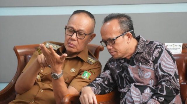 Puluhan mahasiswa Universitas Nusa Putra menggelar aksi di Balai Kota Sukabumi, mendesak Pemerintah Kota Sukabumi melakukan audit independen terhadap program beasiswa 2025 serta membuka transparansi APBD 2026. Tuntutan ini dinilai sebagai langkah kontrol sosial demi memastikan akuntabilitas anggaran dan ketepatan sasaran program pendidikan di Kota Sukabumi.