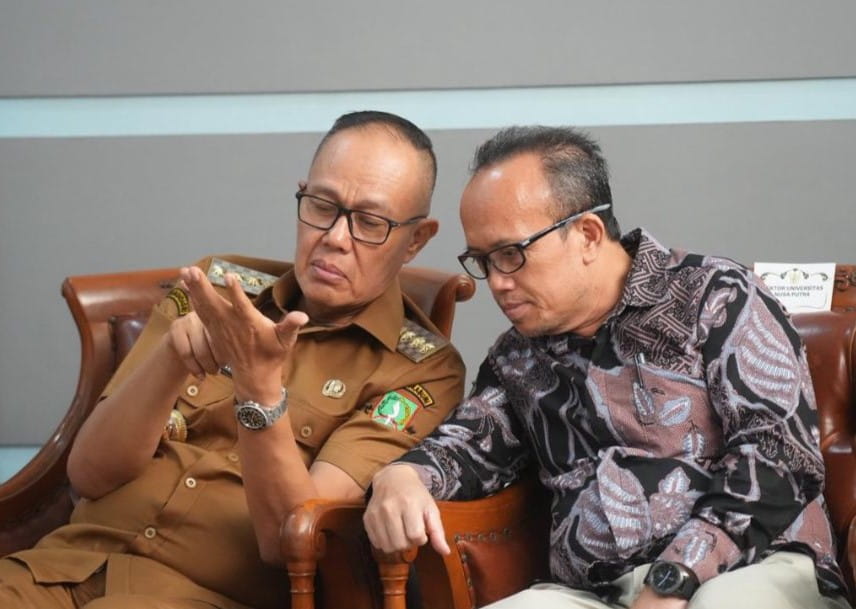 Puluhan mahasiswa Universitas Nusa Putra menggelar aksi di Balai Kota Sukabumi, mendesak Pemerintah Kota Sukabumi melakukan audit independen terhadap program beasiswa 2025 serta membuka transparansi APBD 2026. Tuntutan ini dinilai sebagai langkah kontrol sosial demi memastikan akuntabilitas anggaran dan ketepatan sasaran program pendidikan di Kota Sukabumi.