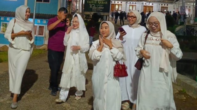 Dewi Asmara menegaskan Partai Golkar siap memperjuangkan agar beasiswa LPDP dapat dinikmati secara proporsional oleh lulusan pesantren saat Safari Ramadan di Ponpes Azzainiyyah Sukabumi.