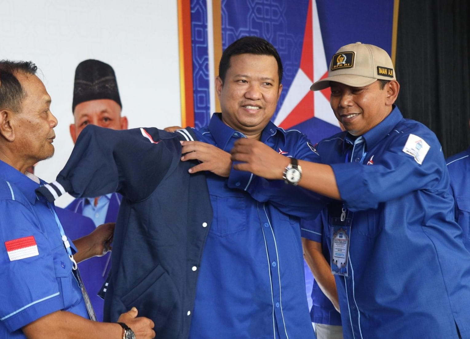 Tokoh muda Sukabumi Fikri Abdul Aziz resmi bergabung dengan Partai Demokrat. Ia menilai ada kesamaan visi dalam membangun politik yang berpihak pada kesejahteraan masyarakat dan penguatan demokrasi.