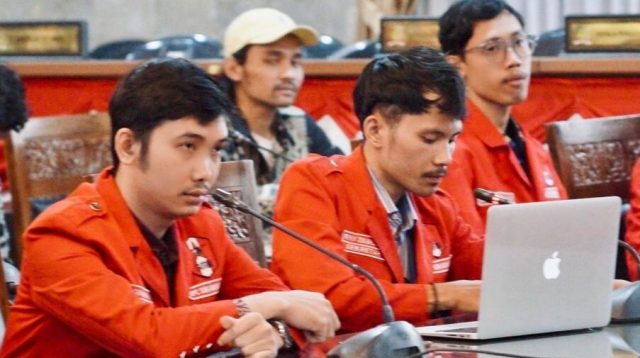 GMNI Sukabumi Raya menyoroti keputusan Wali Kota Sukabumi yang tetap mempertahankan Ketua Dewan Pengawas RSUD Syamsuddin. Ketua GMNI Aris Gunawan mendesak penjelasan terbuka kepada publik.