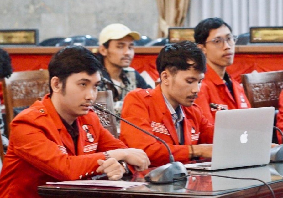 GMNI Sukabumi Raya menyoroti keputusan Wali Kota Sukabumi yang tetap mempertahankan Ketua Dewan Pengawas RSUD Syamsuddin. Ketua GMNI Aris Gunawan mendesak penjelasan terbuka kepada publik.