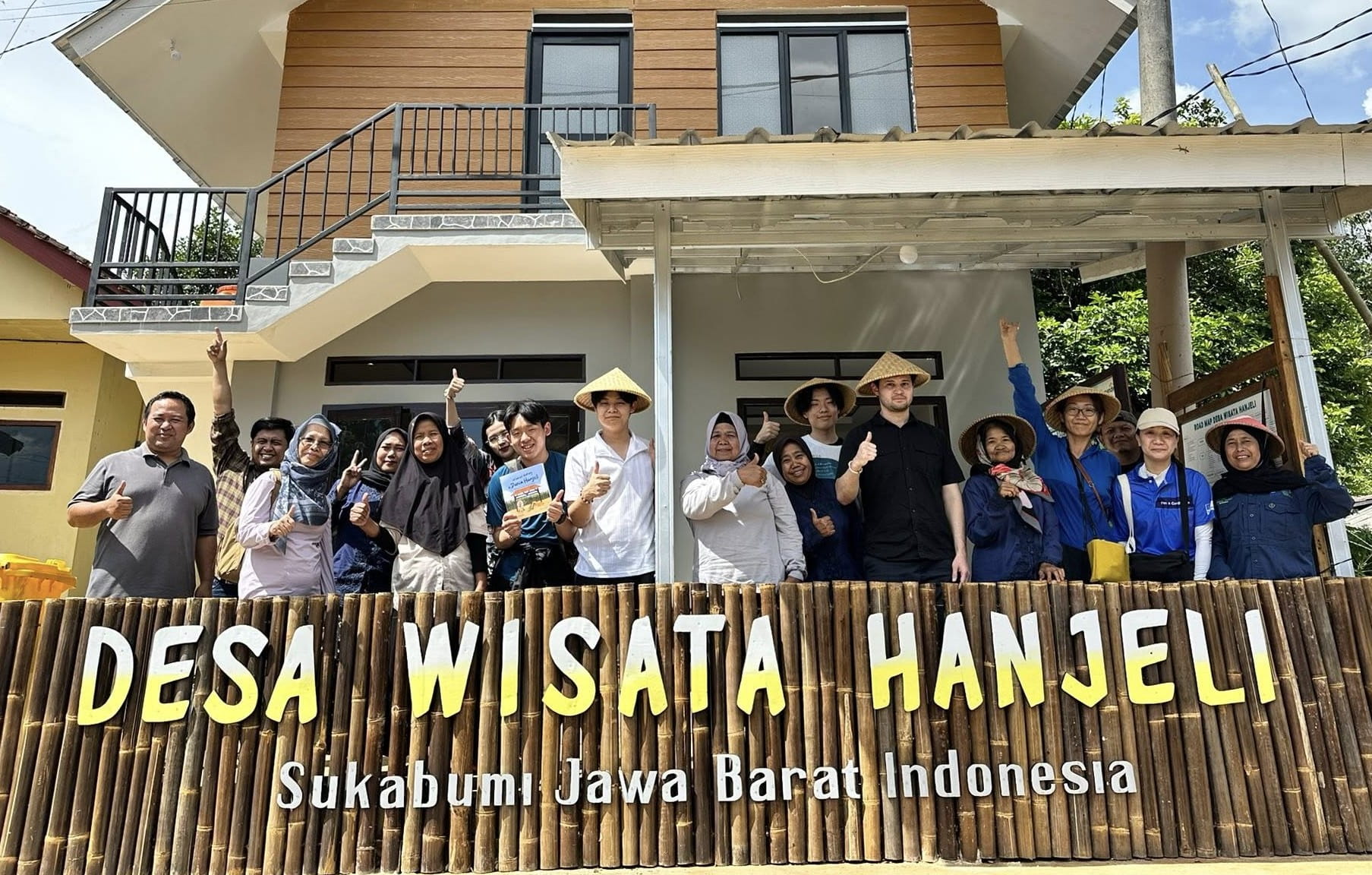 Libur Lebaran 2026 jadi momen tepat untuk berwisata hemat di Sukabumi. Pemerintah Kabupaten Sukabumi menghadirkan program diskon tiket masuk hingga 50 persen di sejumlah destinasi unggulan seperti Pantai Minajaya, Geiser Cisolok, hingga Curug Cikaso. Bupati Sukabumi Asep Japar dan Kepala Dinas Pariwisata Ali Iskandar mengajak masyarakat memanfaatkan promo “Liburan Murah, Bahagianya Mewah” untuk menikmati liburan seru bersama keluarga dengan biaya terjangkau.