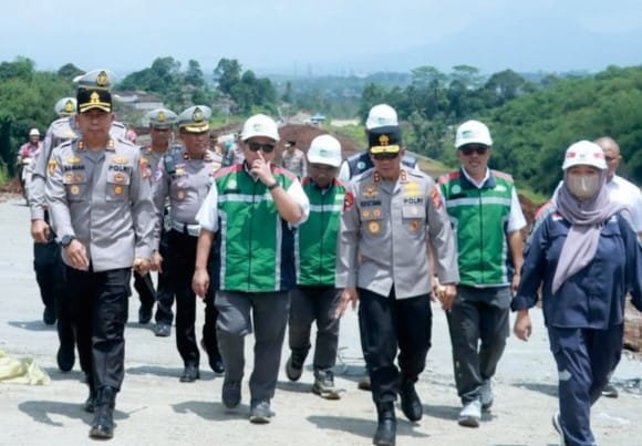 Kapolda Jabar meninjau kesiapan Tol Bocimi Seksi 3 Parungkuda–Karang Tengah yang akan difungsikan sementara saat arus mudik Lebaran 2026 untuk mengurai kemacetan menuju Sukabumi.