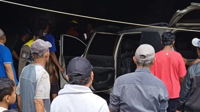 Kebakaran mobil Toyota Avanza di Kampung Sungapan, Kadudampit, Kabupaten Sukabumi, Senin (2/3/2026), sempat menggegerkan warga setelah terdengar ledakan dari dalam garasi. Berkat respons cepat Damkar Kabupaten Sukabumi Unit Cisaat yang tiba dalam 10 menit, api berhasil dipadamkan sebelum merembet ke rumah lain. Kerugian ditaksir mencapai Rp50 juta tanpa korban jiwa