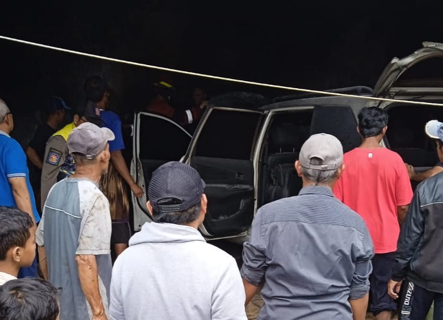 Kebakaran mobil Toyota Avanza di Kampung Sungapan, Kadudampit, Kabupaten Sukabumi, Senin (2/3/2026), sempat menggegerkan warga setelah terdengar ledakan dari dalam garasi. Berkat respons cepat Damkar Kabupaten Sukabumi Unit Cisaat yang tiba dalam 10 menit, api berhasil dipadamkan sebelum merembet ke rumah lain. Kerugian ditaksir mencapai Rp50 juta tanpa korban jiwa