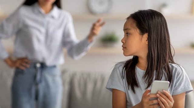 Pemerintah menerbitkan Permen Komunikasi dan Digital Nomor 9 Tahun 2026 yang mengatur perlindungan anak di ruang digital. Mulai 28 Maret 2026, akun media sosial anak di bawah 16 tahun di TikTok, Instagram, YouTube hingga Roblox akan dinonaktifkan bertahap.