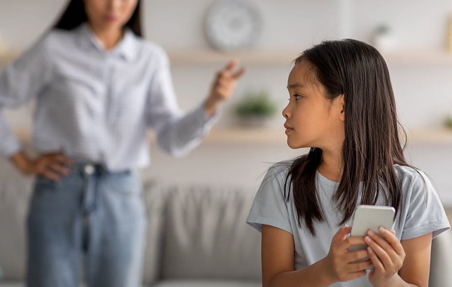 Pemerintah menerbitkan Permen Komunikasi dan Digital Nomor 9 Tahun 2026 yang mengatur perlindungan anak di ruang digital. Mulai 28 Maret 2026, akun media sosial anak di bawah 16 tahun di TikTok, Instagram, YouTube hingga Roblox akan dinonaktifkan bertahap.