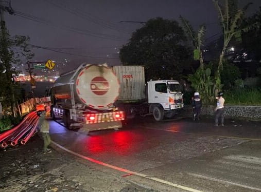 Truk kontainer bermuatan 27 ton batu alam mogok di Pamuruyan, Cibadak, Kabupaten Sukabumi, Senin malam (2/3/2026). Insiden ini menyebabkan kemacetan panjang di jalur utama Sukabumi–Bogor menuju Pelabuhan Tanjung Priok.