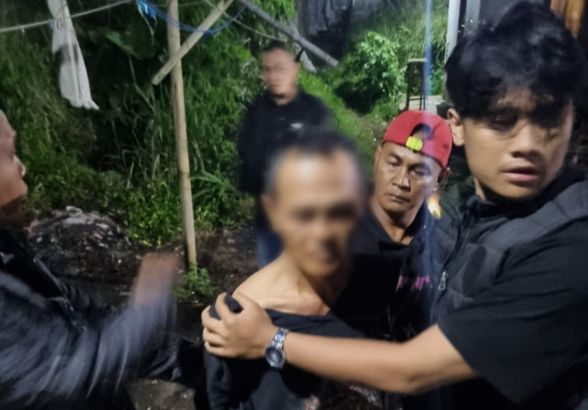 Seorang pria di Cicurug, Kabupaten Sukabumi diduga melakukan tindakan asusila terhadap penumpang angkot dan mengancam korban menggunakan kampak. Polisi langsung mengamankan pelaku.