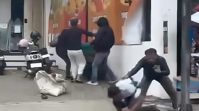 Bentrokan berdarah yang diduga dipicu sengketa pengelolaan lahan parkir terjadi di Jalan R.E. Martadinata, Kecamatan Cikole, Kota Sukabumi, pada Senin (9/3/2026). Peristiwa tersebut sempat terekam warga yang melintas dan videonya beredar di media sosial.