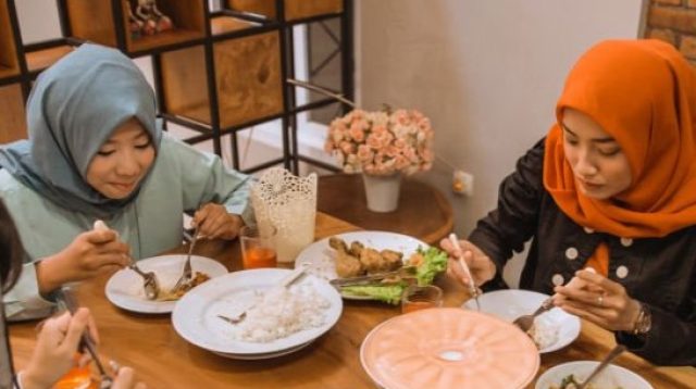 Puasa Ramadan tidak hanya soal menahan lapar dan dahaga. Dalam ajaran Islam, terdapat tiga tingkatan puasa yang mencerminkan kualitas spiritual seseorang, mulai dari puasa lahiriah hingga puasa yang menjaga hati dan pikiran.