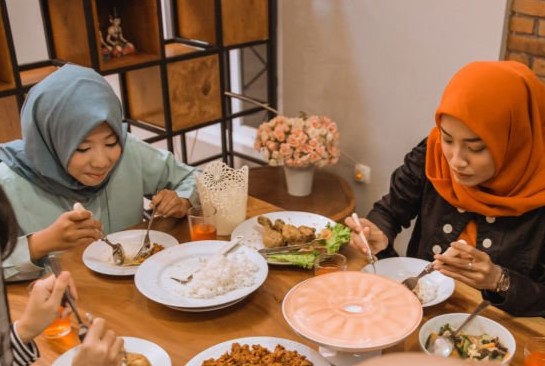 Puasa Ramadan tidak hanya soal menahan lapar dan dahaga. Dalam ajaran Islam, terdapat tiga tingkatan puasa yang mencerminkan kualitas spiritual seseorang, mulai dari puasa lahiriah hingga puasa yang menjaga hati dan pikiran.