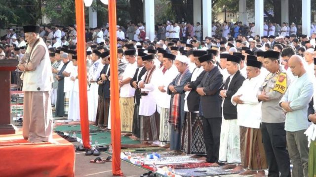 ribuan masyarakat menunaikan Salat Idulfitri 1447 Hijriah, Sabtu (21/3/2026). Momentum hari kemenangan ini turut dihadiri Bupati Sukabumi Asep Japar bersama Wakil Bupati Andreas serta unsur Forkopimda.
