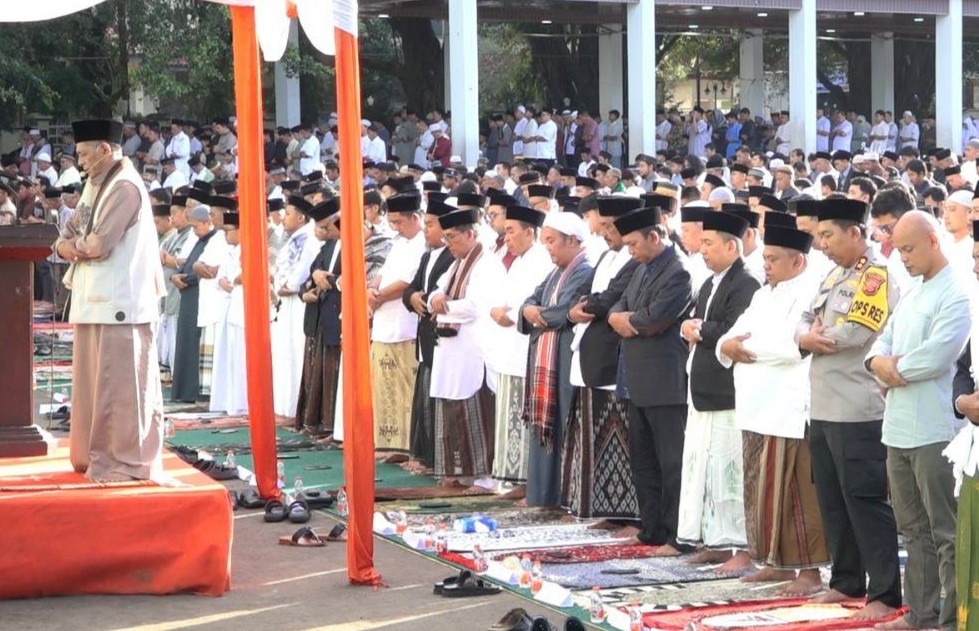 ribuan masyarakat menunaikan Salat Idulfitri 1447 Hijriah, Sabtu (21/3/2026). Momentum hari kemenangan ini turut dihadiri Bupati Sukabumi Asep Japar bersama Wakil Bupati Andreas serta unsur Forkopimda.