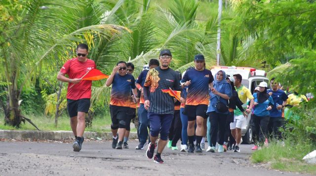 Sebanyak 100 Aparatur Sipil Negara (ASN) dari berbagai perangkat daerah di lingkungan Pemerintah Kabupaten Sukabumi mengikuti kegiatan lari santai (fun run) sejauh 5 kilometer dalam rangka program Road to ASN Run 2026, di kawasan Palabuhanratu, Sabtu (30/5/2026).