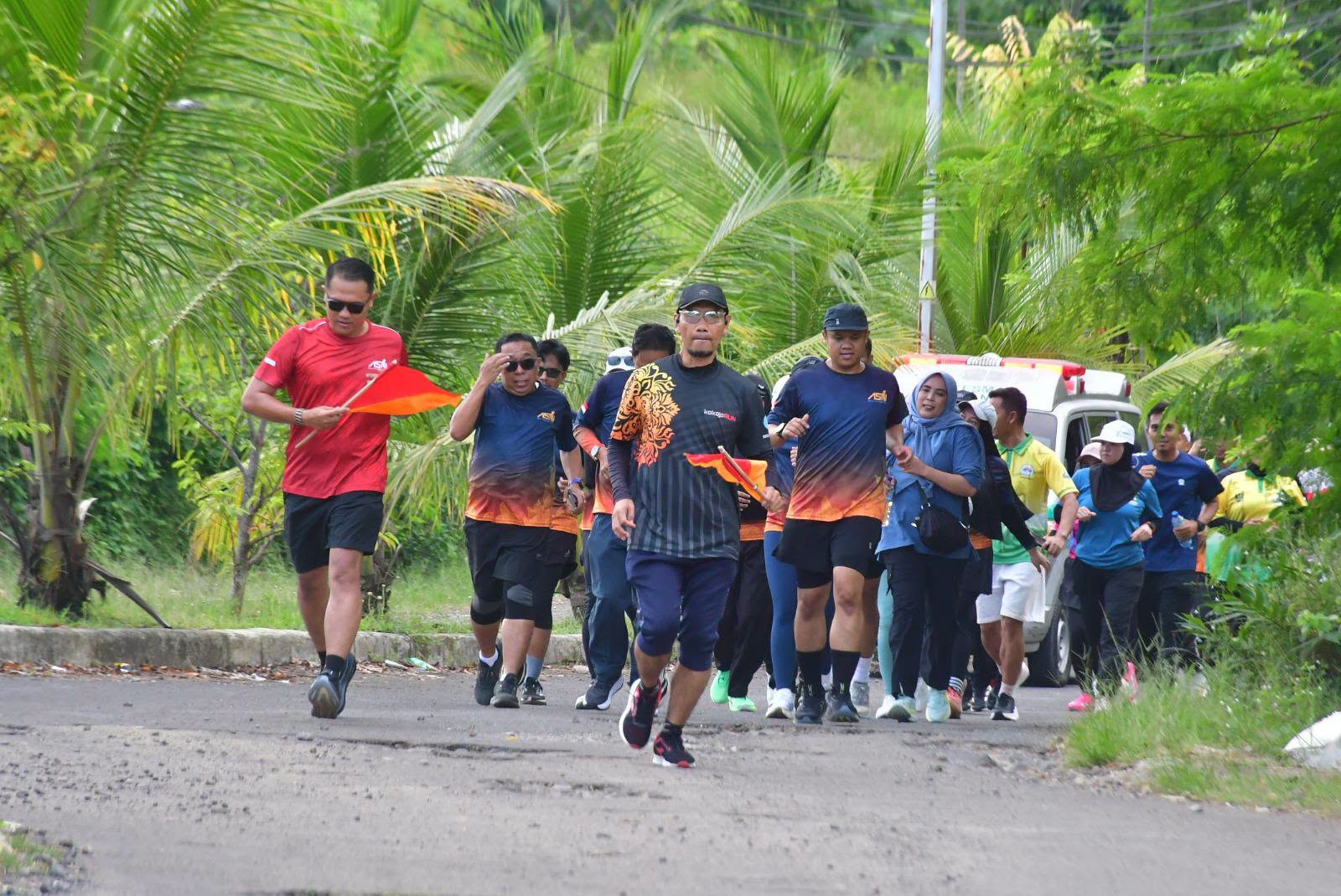 Sebanyak 100 Aparatur Sipil Negara (ASN) dari berbagai perangkat daerah di lingkungan Pemerintah Kabupaten Sukabumi mengikuti kegiatan lari santai (fun run) sejauh 5 kilometer dalam rangka program Road to ASN Run 2026, di kawasan Palabuhanratu, Sabtu (30/5/2026).