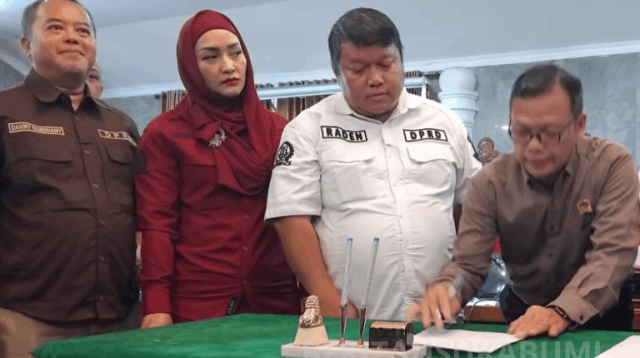 Ratusan ketua RT dan RW se-Kota Sukabumi mendatangi Gedung DPRD Kota Sukabumi untuk menyampaikan aspirasi terkait keberlanjutan Program P2RW, insentif RT/RW, evaluasi dana kelurahan, hingga tuntutan realisasi Dana Abadi Rp10 juta per RT. Audiensi berlangsung panas dan diwarnai desakan agar pemerintah daerah konsisten menjalankan janji politik kepada masyarakat.
