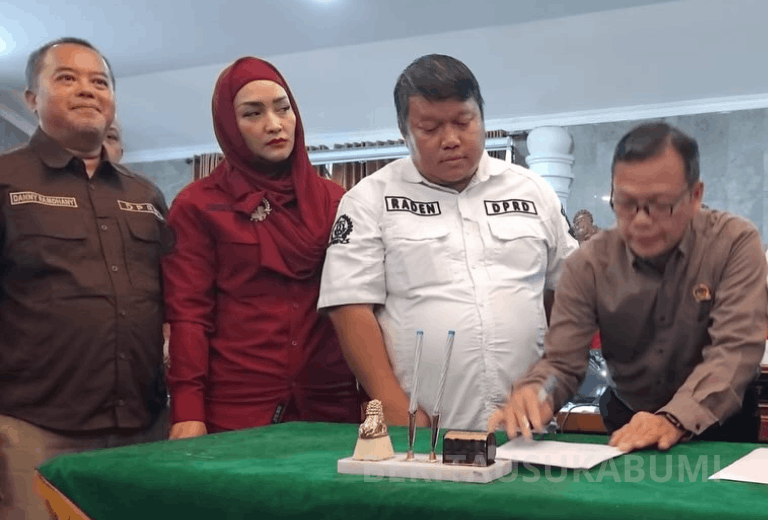 Ratusan ketua RT dan RW se-Kota Sukabumi mendatangi Gedung DPRD Kota Sukabumi untuk menyampaikan aspirasi terkait keberlanjutan Program P2RW, insentif RT/RW, evaluasi dana kelurahan, hingga tuntutan realisasi Dana Abadi Rp10 juta per RT. Audiensi berlangsung panas dan diwarnai desakan agar pemerintah daerah konsisten menjalankan janji politik kepada masyarakat.