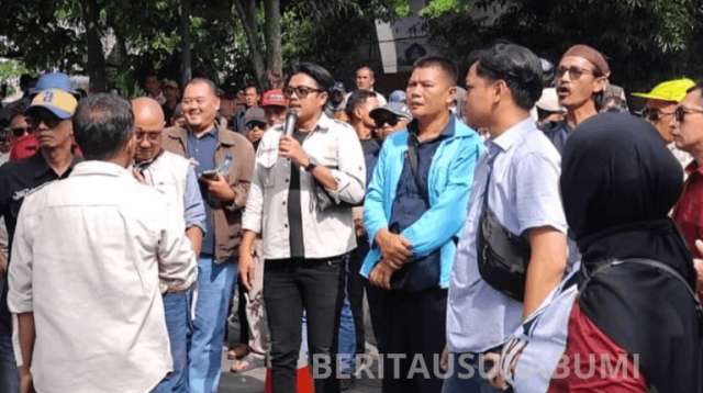 Ratusan ketua RT dan RW se-Kota Sukabumi mendatangi Gedung DPRD Kota Sukabumi, Rabu (20/5/2026), untuk menyampaikan tuntutan terkait keberlanjutan program P2RW, pencairan insentif, hingga realisasi Dana Abadi Rp10 juta per RT.