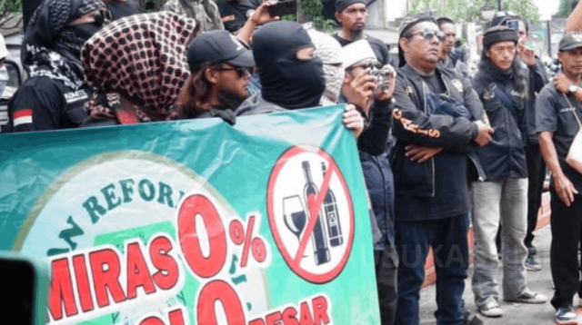 Aksi nyata ditunjukkan GARIS dengan menggelar unjuk rasa di depan Balai Kota Sukabumi, Selasa (5/5/2026). Ratusan massa turun ke jalan menyoroti lemahnya implementasi Perda yang selama ini dinilai hanya tajam di atas kertas.