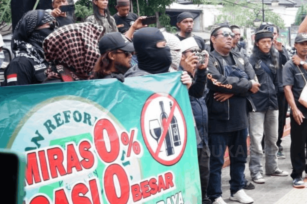 Aksi nyata ditunjukkan GARIS dengan menggelar unjuk rasa di depan Balai Kota Sukabumi, Selasa (5/5/2026). Ratusan massa turun ke jalan menyoroti lemahnya implementasi Perda yang selama ini dinilai hanya tajam di atas kertas.