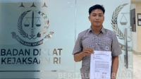 Penanganan laporan dugaan korupsi yang menyeret PT Alpindo Mitra Baja dan PT Bank BRI Syariah di Kota Sukabumi memasuki babak baru. Aliansi Masyarakat Pemerhati Hukum Republik Indonesia (AMPH RI) resmi melaporkan Kejaksaan Negeri (Kejari) Kota Sukabumi ke Jaksa Agung Muda Bidang Pengawasan (Jamwas) Kejaksaan Agung RI.