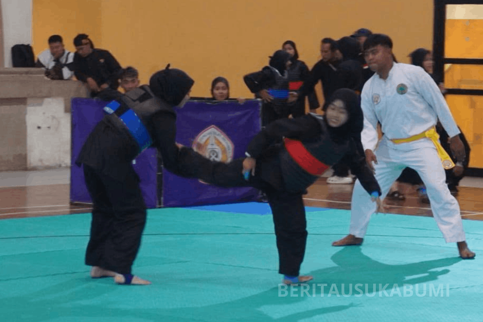 Sebanyak 250 pesilat pelajar dari berbagai daerah di Kabupaten Sukabumi menunjukkan kemampuan terbaiknya dalam Festival Pencak Silat Pelajar yang digelar di GOR Pemuda Cisaat, Minggu (24/5/2026).